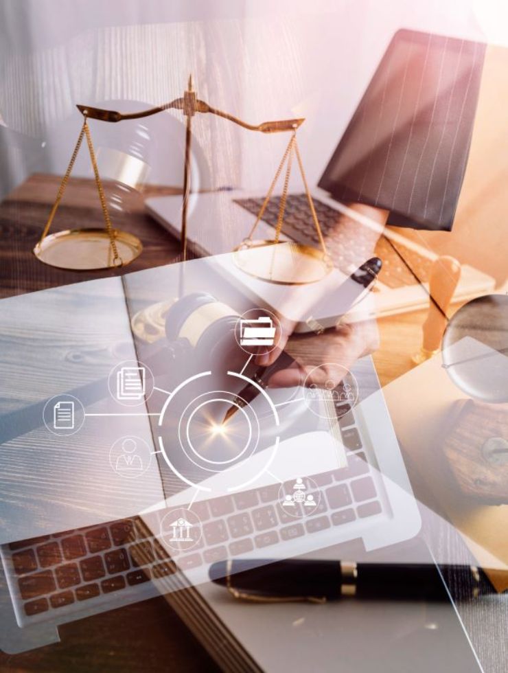 Geschäftsleute und Anwälte diskutieren Vertragsunterlagen mit Messingwaage auf dem Schreibtisch im Büro. 