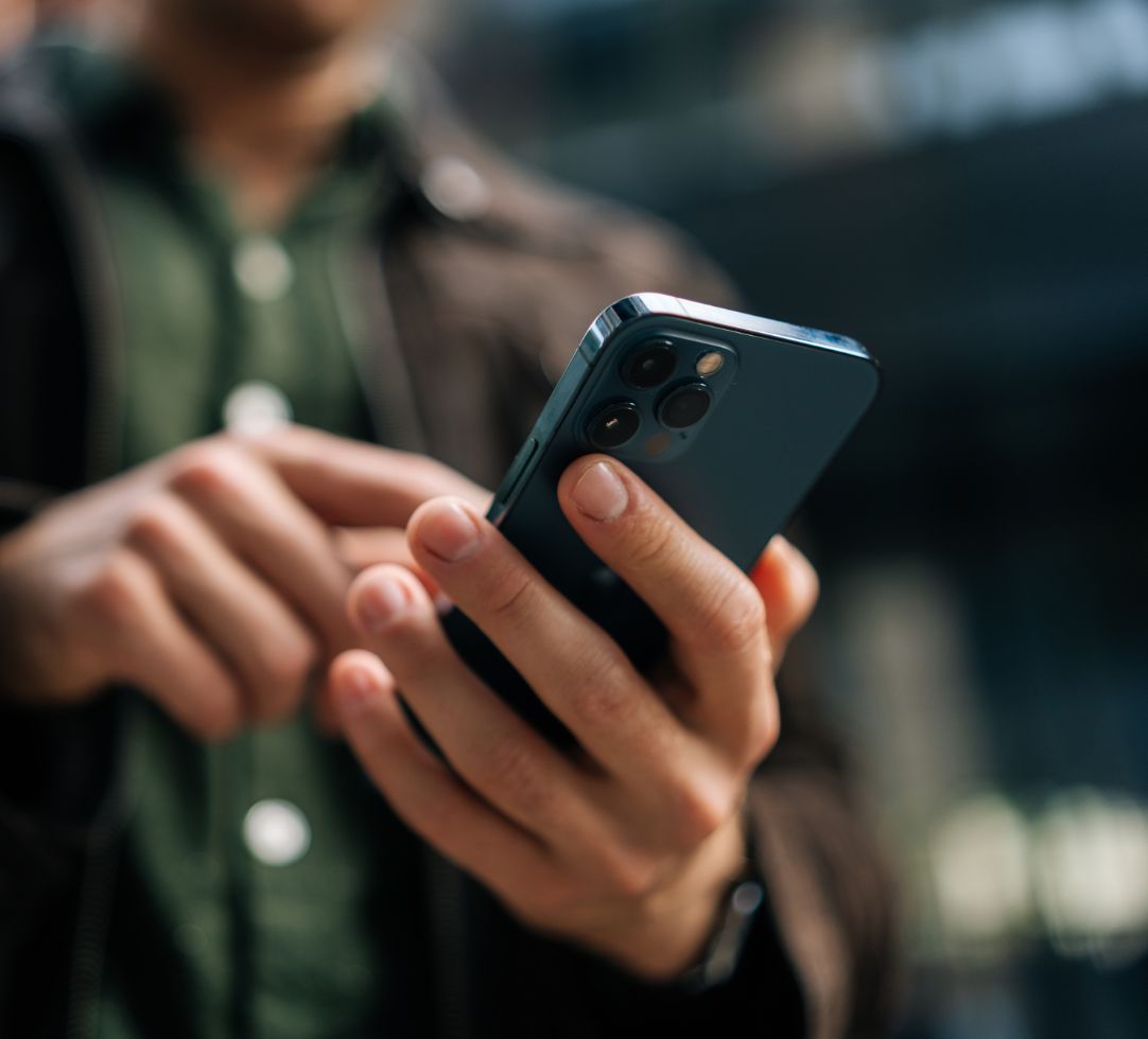 Mann mit Handy
