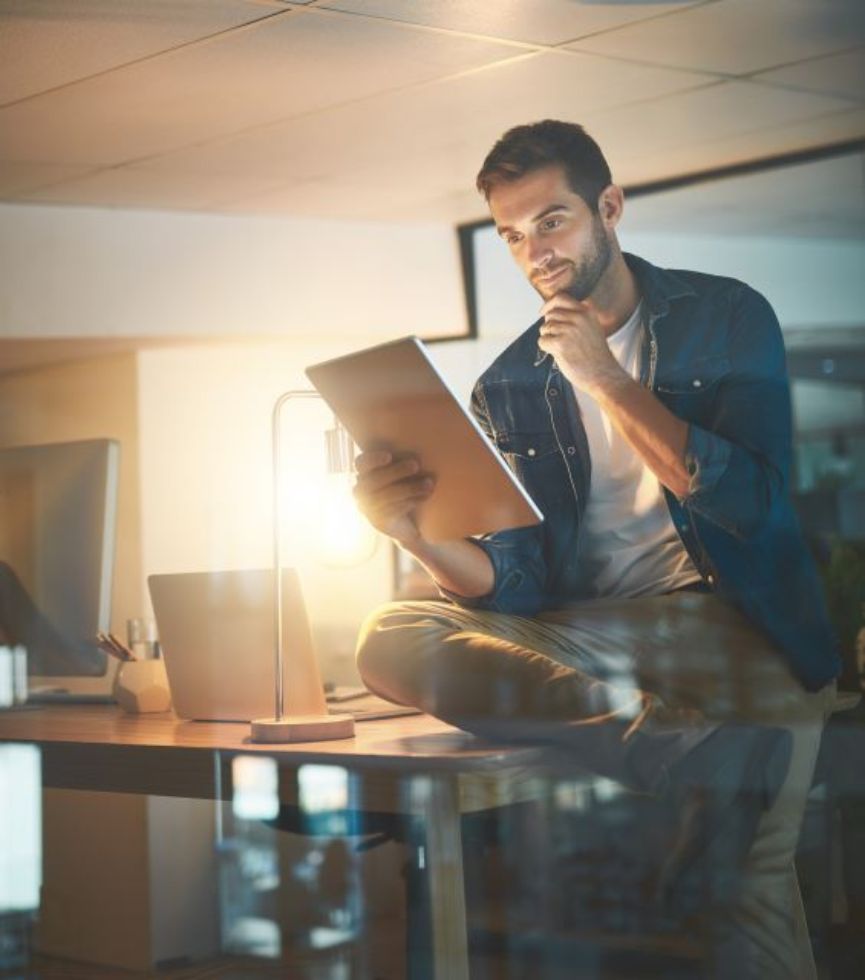 Büro und Geschäftsmann auf Tablet in der Nacht für Forschungsprojekt