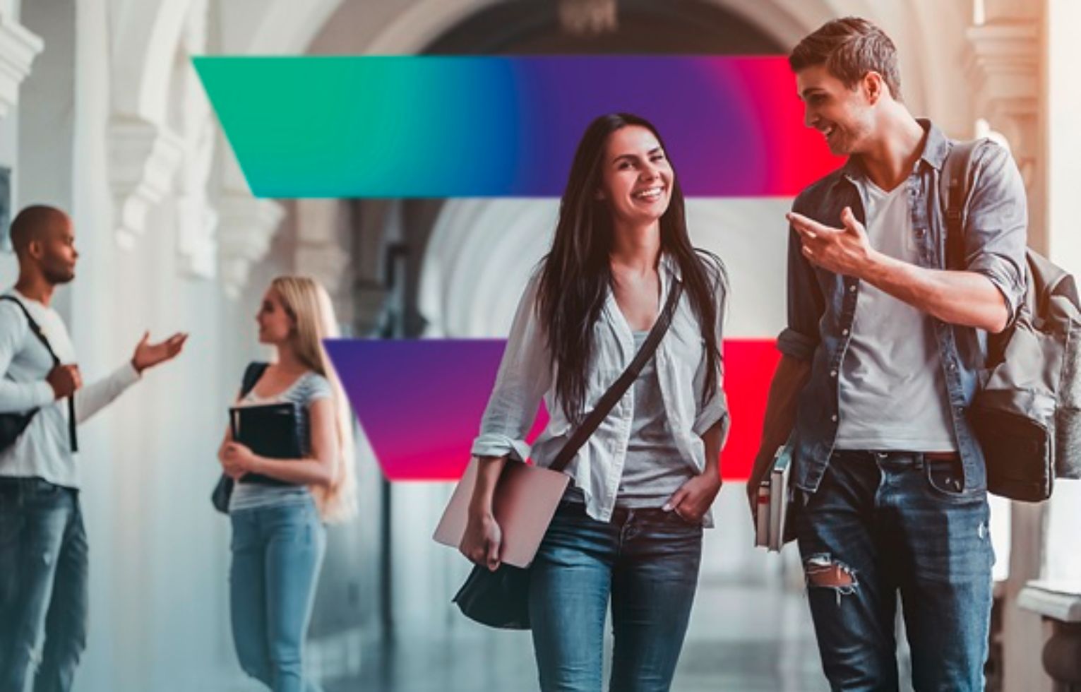 Vier Studenten stehen im Eingangsbereich einer Universität und unterhalten sich. Im Hintergrund sieht man die Digital Austria Flagge.