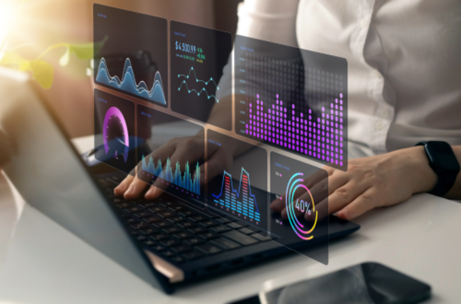 Mann sitzt am Laptop. Im Vordergrund sieht man ein Hologramm mit Tabellen und Grafiken