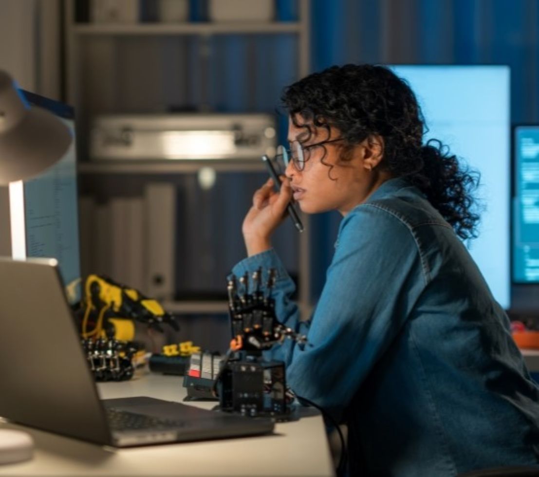 KI-Entwicklerin programmiert Robotersteuerung