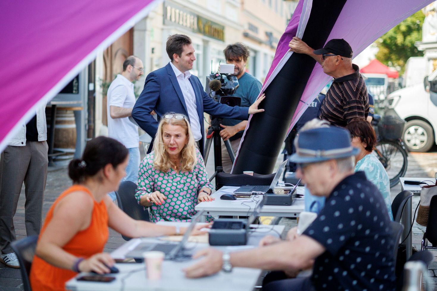 ID Austria Servicetour Eisenstadt: Am 3. Juli 2026 nahm Staatssekretär Alexander Pröll (m.) an der ID Austria Servicetour 2026 in Eisenstadt teil.