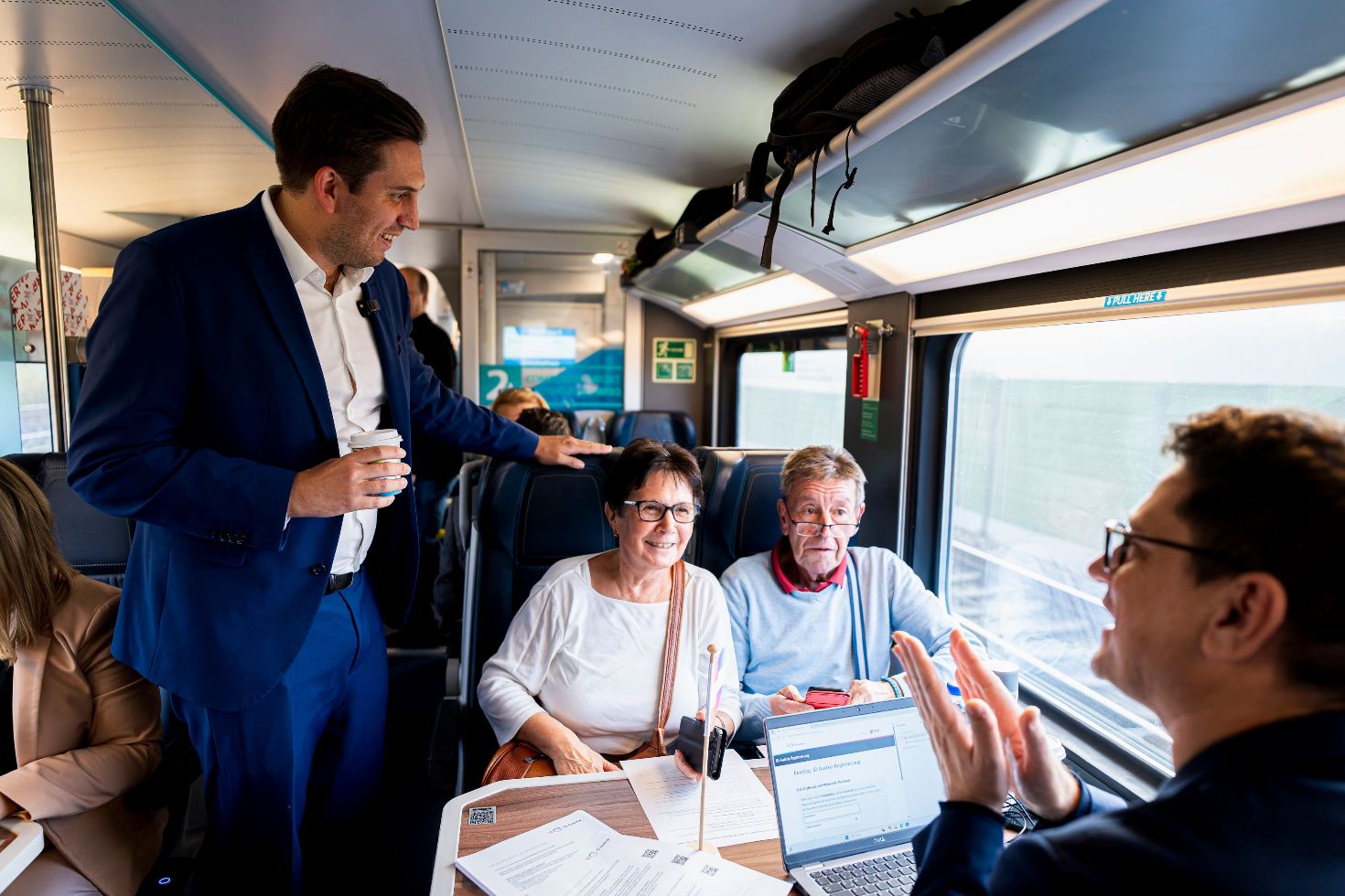 ID-Austria Servicetour: Am 16. Oktober 2025 fuhr Staatssekretär Alexander Pröll (l.) im Rahmen der ID-Austria Servicetour mit der Westbahn von Wien nach Linz.