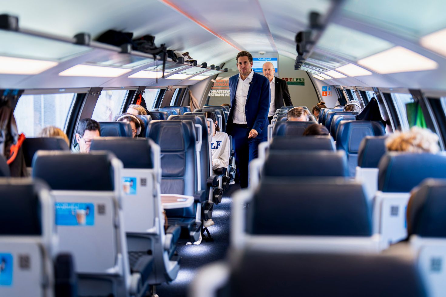 ID-Austria Servicetour: Am 16. Oktober 2025 fuhr Staatssekretär Alexander Pröll (m.) im Rahmen der ID-Austria Servicetour mit der Westbahn von Wien nach Linz.