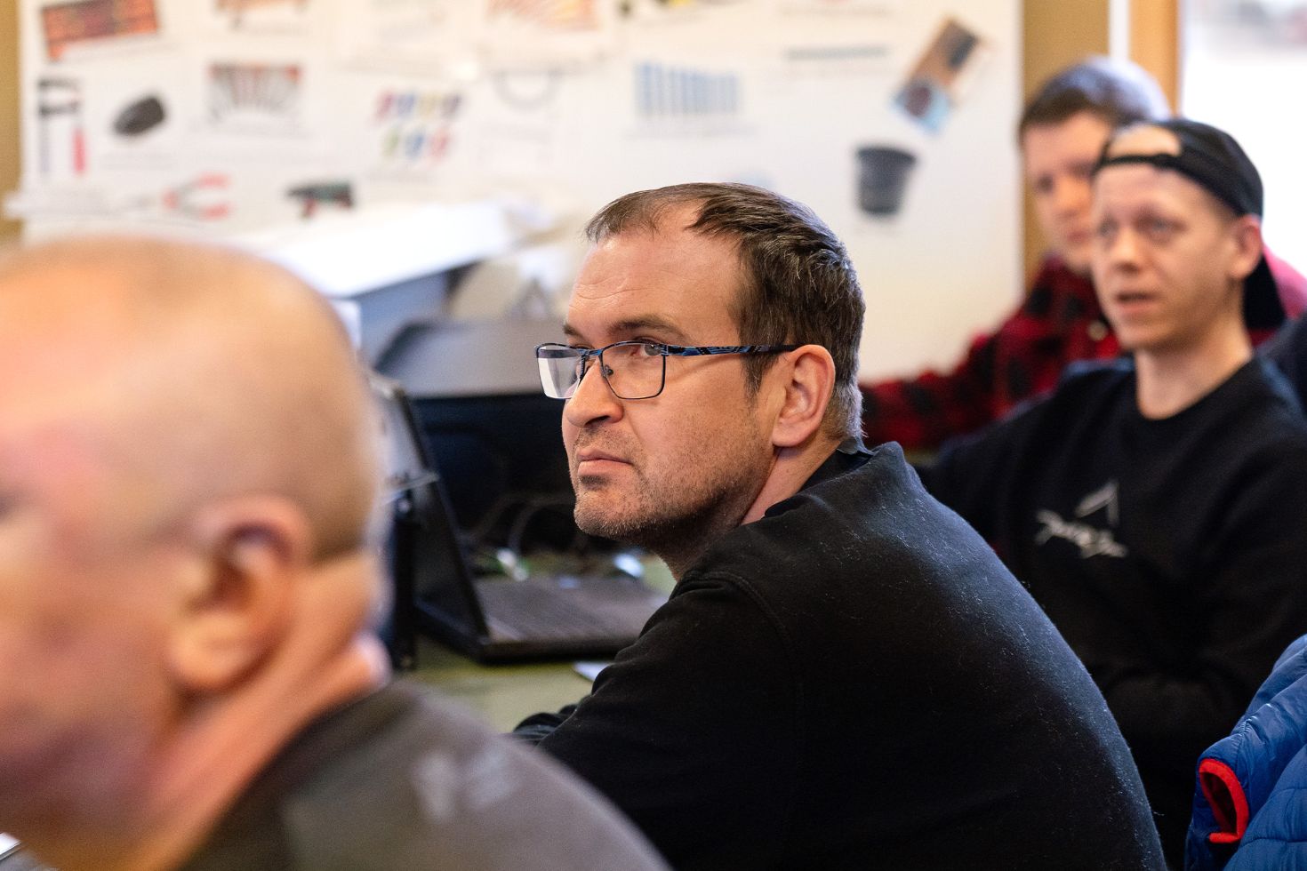 Vier männliche Teilnehmende am Projekt Arbeit Plus.