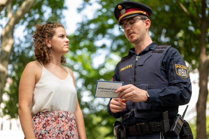 Aufnahme eines Polizisten mit einer jungen Bürgerin. © Jürgen Makowecz  - BMI 