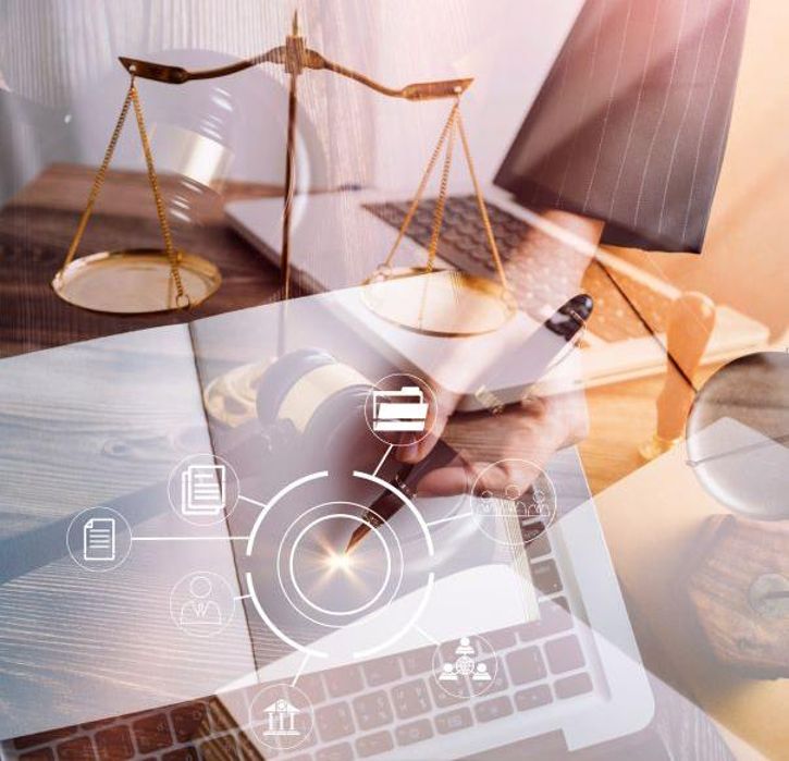 Geschäftsleute und Anwälte diskutieren Vertragsunterlagen mit Messingwaage auf dem Schreibtisch im Büro.  © ARMMYPICCA  - AdobeStock 