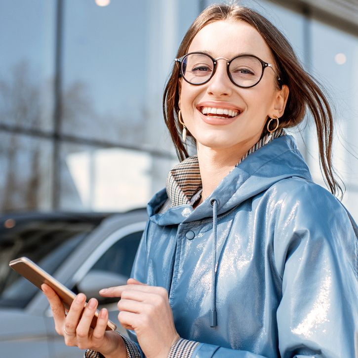 Dame lachend mit Handy in der Hand © rh2010 - Adobe Stock
