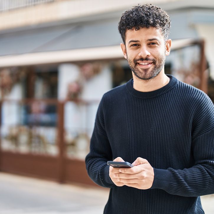 Mann mit Handy in der Hand © krakenimages.com - Adobe Stock