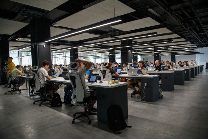 Menschen die in einem Büro arbeiten © Alex Kotliarskyi - Unsplash