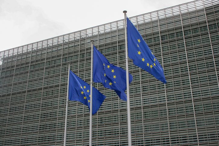 EU Gebäude mit EU Flaggen © Carl Gruner - Unsplash