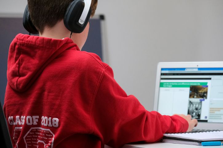 Junger Schüler am Laptop © Compare Fibre - Unsplash
