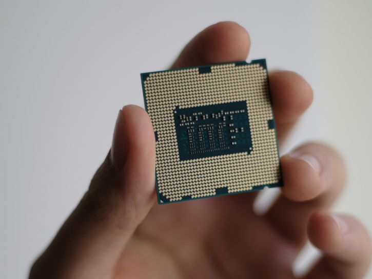 Computer Chip in einer Hand © Niek Doup - Unsplash
