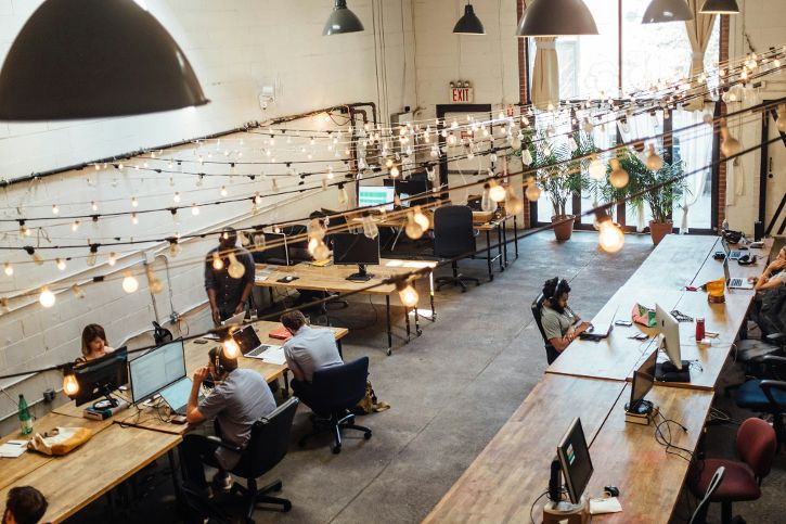 Büro mit Menschen von oben fotografiert © Shridhar Gupta - Unsplash