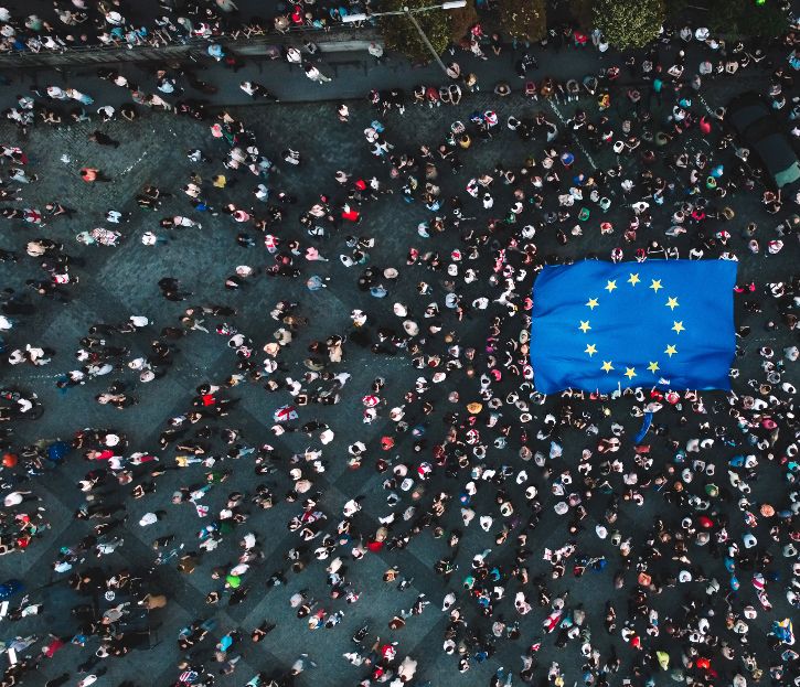 Manifest mit EU-Flagge und einer Menschenmenge Luftbild © George - AdobeStock