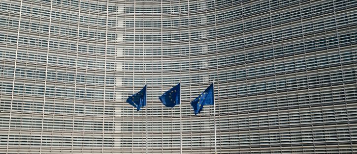 Europäische Unions Gebäude mit drei Europa Fahnen &copy; Alexander van Steenberge  - Unsplash 