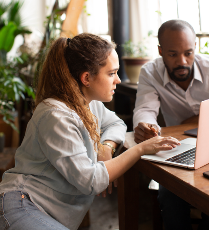 Frau und Mann sitzen vor dem Laptop © Cavan for Adobe  - AdobeStock 