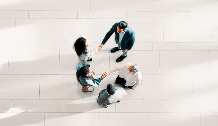 Begrüßung von Geschäftsleute im Büro aus der Vogelperspektive &copy; 1464953930 peopleimages.com  - AdobeStock_ 