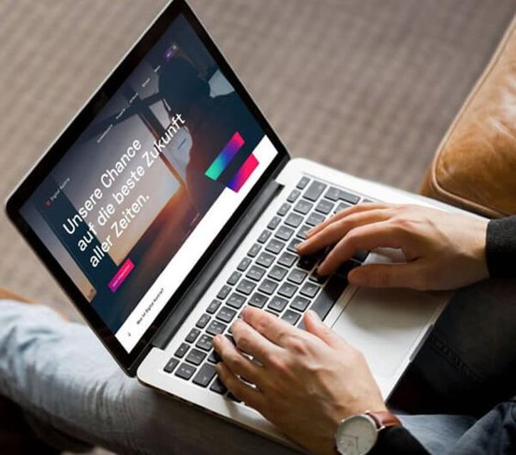Hände von einem Mann schreiben auf einer Laptoptastatur. © BKA/Digital Austria - BKA/Digital Austria