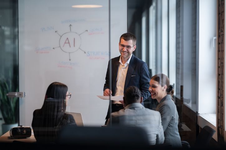 Diverses Team welches eine KI Strategie in einem Büro entwickelt &copy; HudHudPro  - Adobe Stock 