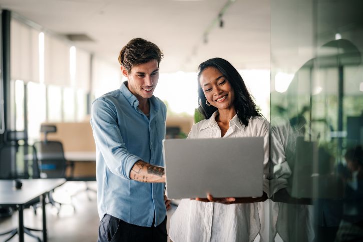 Frau und Mann schauen auf einen Laptop in einem Büro &copy; NDABCREATIVITY  - Adobe Stock 