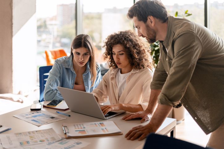 Diverses Team analysiert und wertet Daten aus &copy; Maria Vitkovska  - Adobe Stock  