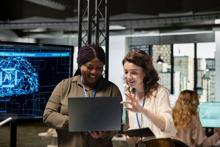 Diverses Frauenteam mit einem Laptop analysieren Daten &copy; Dragos Condrea  - Adobe Stock 
