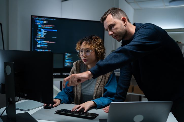 Zwei Software Entwickler arbeiten an einem KI Agenten &copy; Yingyaipumi  - Adobe Stock  