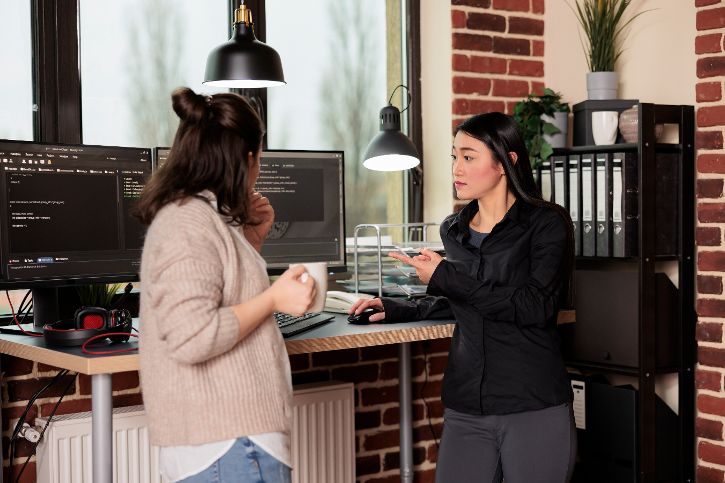 Zwei Frauen arbeiten an einer komplexen Aufgabe mit einem Laptop und KI &copy; Dragos Condrea  - Adobe Stock 