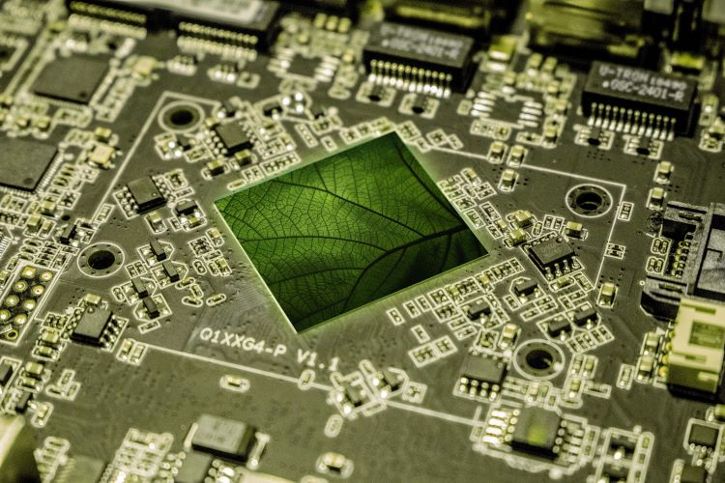Grüner Mikrochip in Prozessor © jeremy-waterhouse-_riegler-nurscher_nika-akin - agrifoodTEF