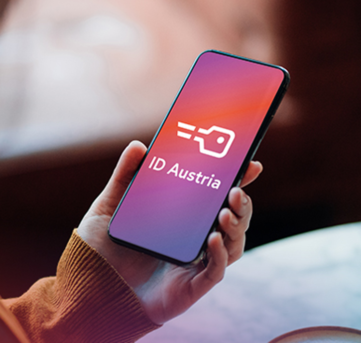 Mädchen hält Smartphone mit ID Austria Keyvisual in der Hand © BBDO