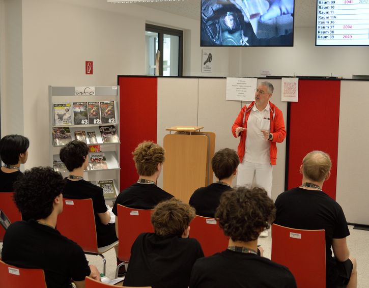 Stellungspflichtige bei der Begrüßung und den Untersuchungen &copy; Holger R. WEIMANN  - Holger R. WEIMANN 