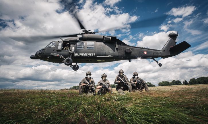 Bewaffnete Österreichische Soldaten mit einem Hubschrauber der über ihren Köpfen abhebt. &copy; Daniel Trippolt  - HBF/Daniel TRIPPOLT 