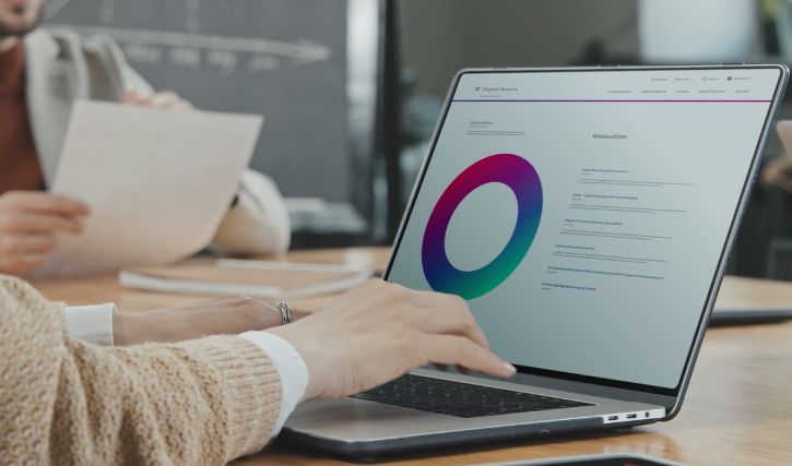 Frau sitzt am Laptop und sieht sich die Webseite von Digital Austria an. © Monte Nero Productions  - Monte Nero Productions 