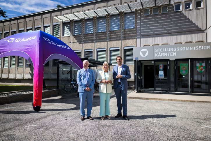 Bundesländertag Kärnten: Am 2. Juli 2026 präsentierte Staatssekretär Alexander Pröll (r.) gemeinsam mit Bundesministerin Klaudia Tanner (m.) das das neue digitale Stellungsverfahren über bundesheeronline.at. &copy; Christopher Dunker  - BKA/Christopher Dunker 