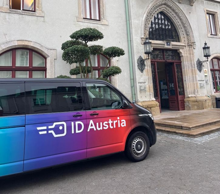 ID-Austria Tourbus vor dem Rathaus Korneuburg © BKA  - BKA 