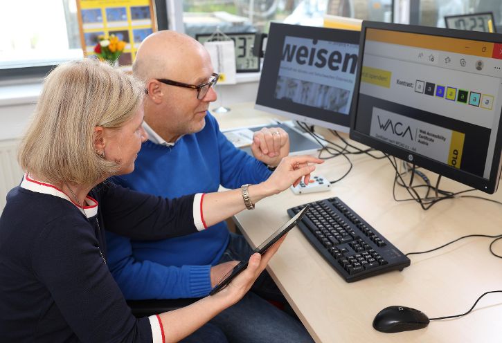 Zwei Personen vor einem Computerbildschirm sitzend. © Ludwig Schedl
