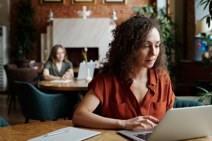 Frau vor Laptop sitzend. &copy; Edmont Dantes  - pexels 
