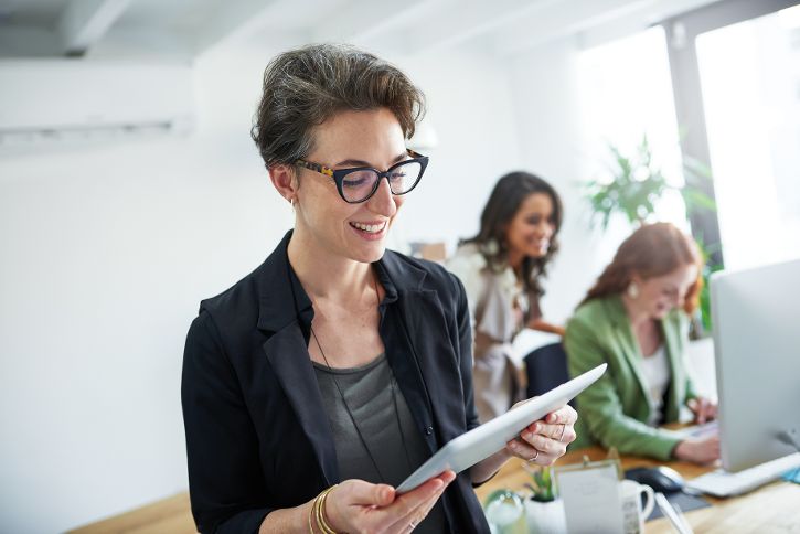 Frau in Bürosituation mit Tablet in der Hand. &copy; Yuri Arcurs  - www.peopleimages.com 