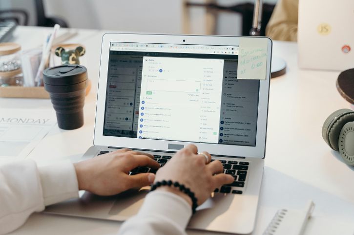Arbeiten am Laptop © Cottonbro - pexels