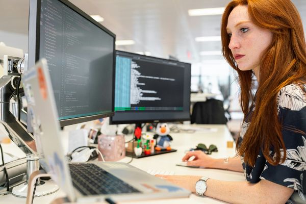 Frau vor Bildschirm am programmieren © Thisisengineering  - Unsplash 