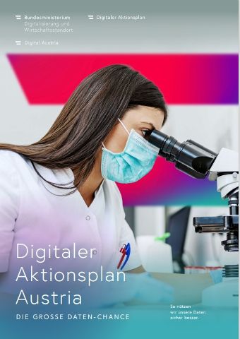 Frau mit Schutzmaske analysiert Probe unter einem Mikroskop. Im Hintergrund sieht man die Digital Austria Flagge.