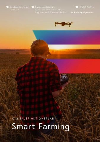 Mann steuert Drone über Feld