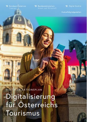 Junge Touristin mit Smartphone auf dem Maria-Theresien-Platz in der Nähe des Naturhistorischen Museums in Wien. Im Hintergrund sieht man die Digital Austria Flagge.