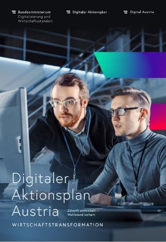Zwei junge Männer in einem Büro sehen gespannt auf zwei Computerbildschirme.  Im Hintergrund sieht man die Digital Austria Flagge.