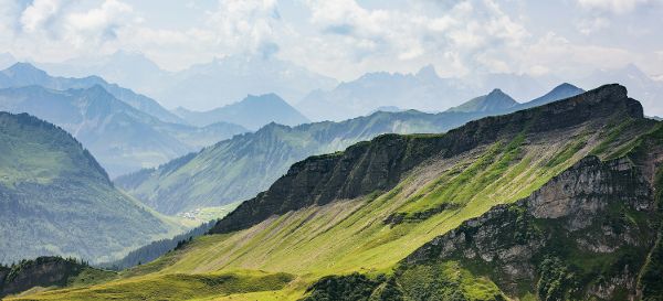 Ein malerischer Blick auf eine Bergkette mit grünen Bergen im Hintergrund