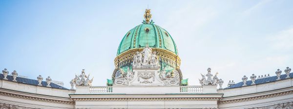 ein großes weißes Gebäude mit einer grünen Kuppel © Leonhard Niederwimmer  - Unsplash 