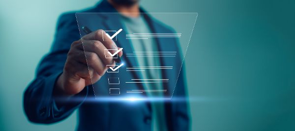 Mann steht vor einer Checkliste, die als Hologramm dargestellt wird