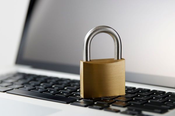 Laptop auf dem ein Metallschloss steht